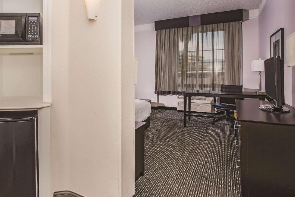 La Quinta Inn & Suites by Wyndham Las Vegas Summerlin Tech image 10