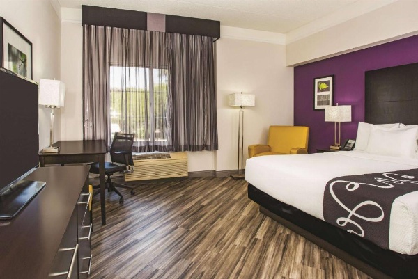 La Quinta Inn & Suites by Wyndham Las Vegas Summerlin Tech image 16