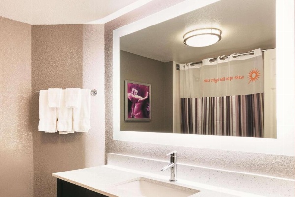 La Quinta Inn & Suites by Wyndham Las Vegas Summerlin Tech image 20