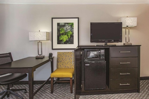 La Quinta Inn & Suites by Wyndham Las Vegas Summerlin Tech image 8